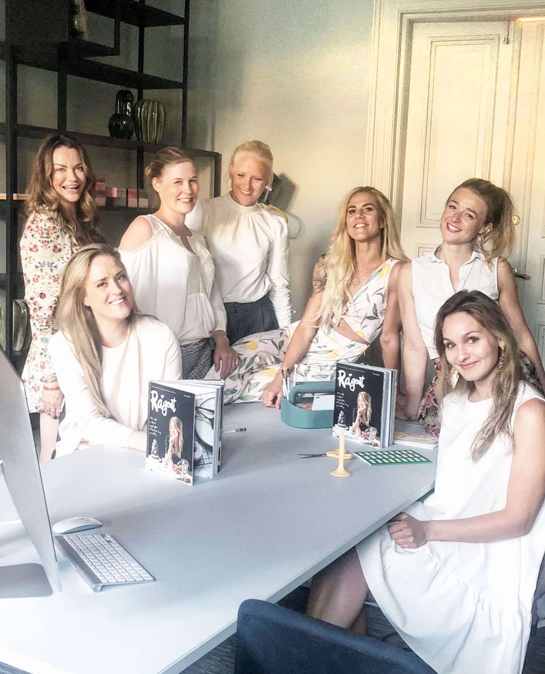 Et lite knippe av jentene fra HER på kurs med Tiril Refsnes, gründeren bak Oslo Raw